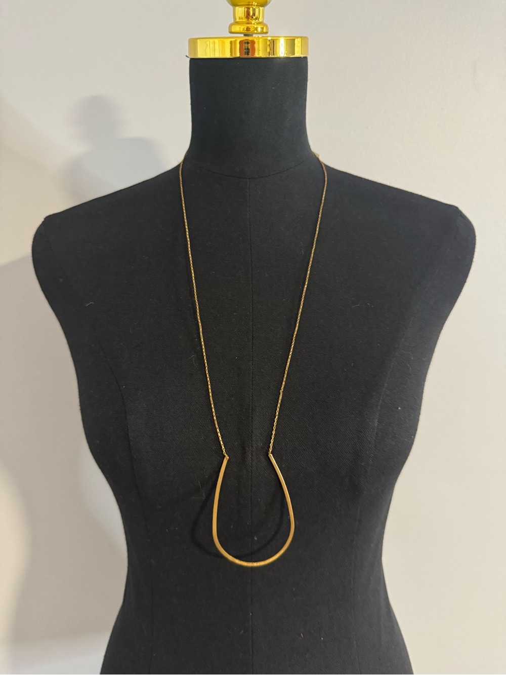 NWT Serafina Gold Tone Curved U-Bar Horseshoe Necklace